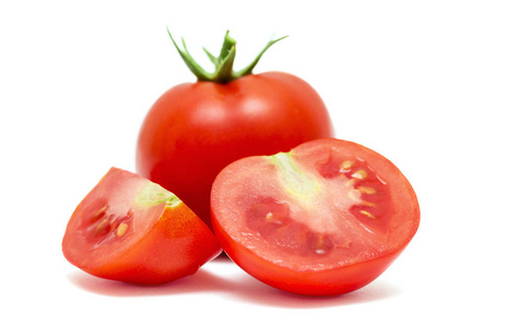 西红柿被隔离在白色的背景上。在白色背景下分离的新鲜西红柿