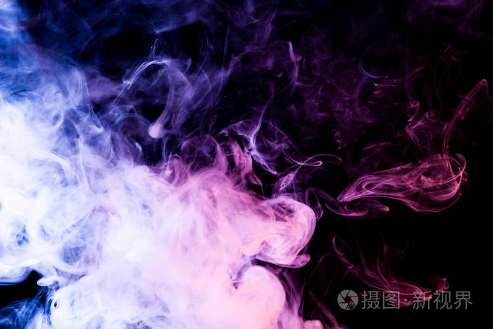 蓝色和紫色的烟雾在黑色孤立的背景。背景从 vape 的烟雾