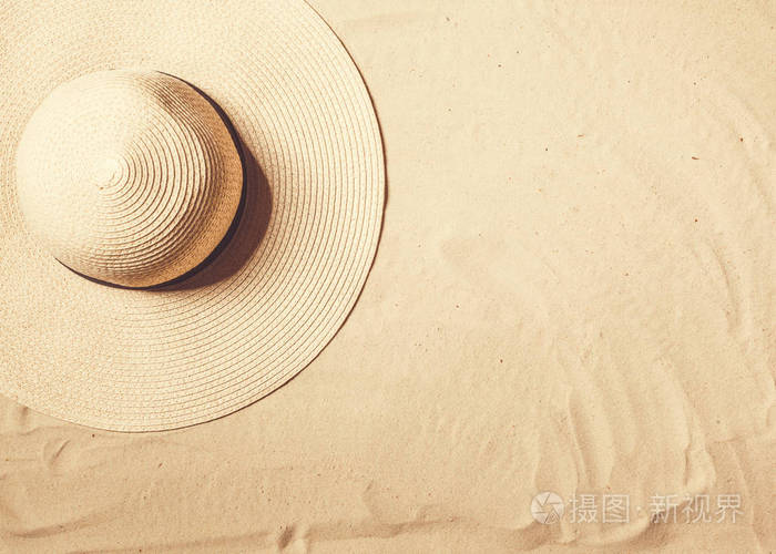夏季帽子放在热带沙滩上