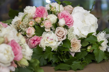 玫瑰和牡丹花婚礼花束, 装饰