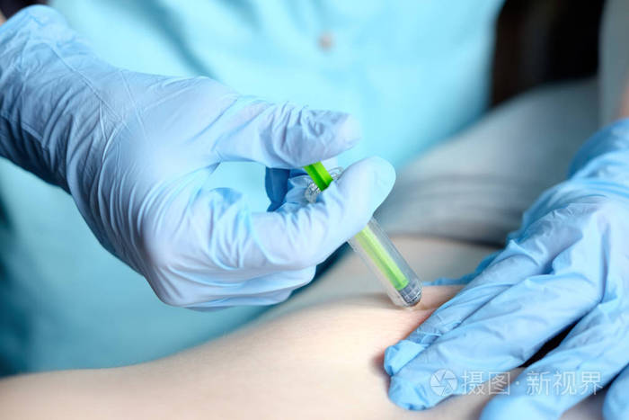 护士手在蓝色外科手套注射抗凝血皮下注射