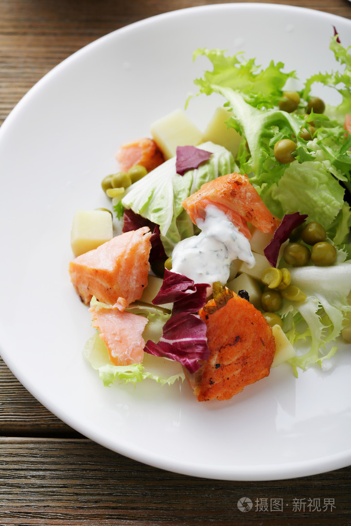 片烤三文鱼和沙拉