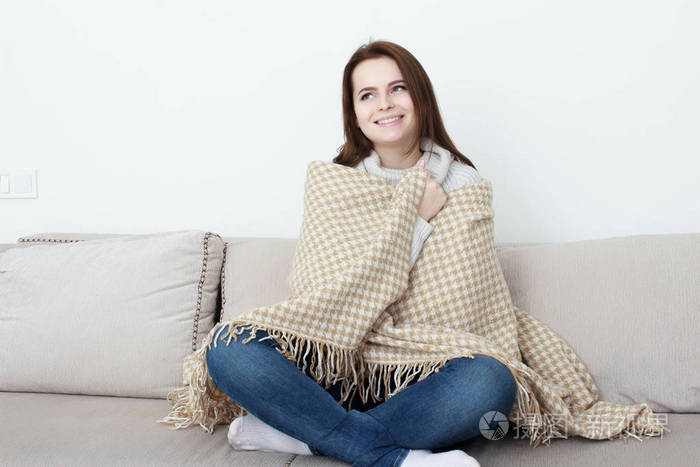 女孩正坐在沙发上在地毯之下