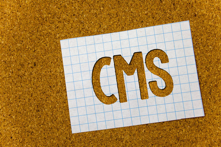 显示 Cms 的文本符号. 概念照片内容管理系统支持数字内容的修改软木背景笔记本纸想法消息想法做名单记住