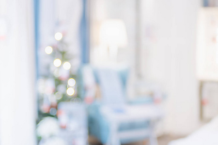 圣诞树与轻的串和球装饰以抽象模糊客厅散轻的背景在家, 背景为冬天节日节日庆祝概念