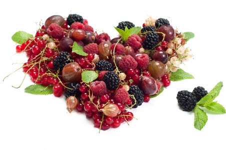 红色和白色的葡萄干, 醋栗, 覆盆子和黑莓在白色的背景下, 以心的形式排列。孤立的对象。收获季节。维生素和矿物质的电荷