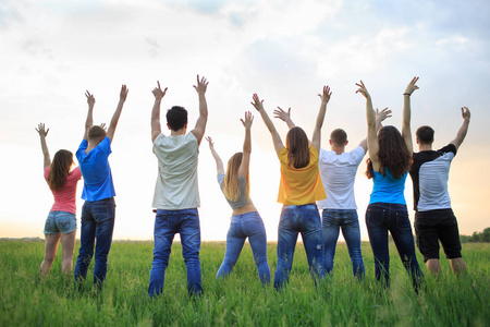 对天空的野蛮人图片