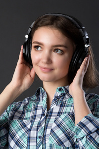 小女孩听听音乐用耳机