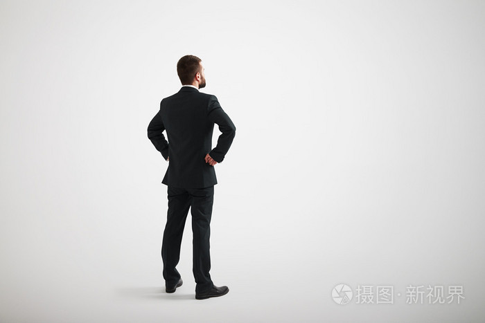 男人在两手叉腰到一边看黑业务