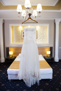 白色的婚纱礼服挂在酒店房间里