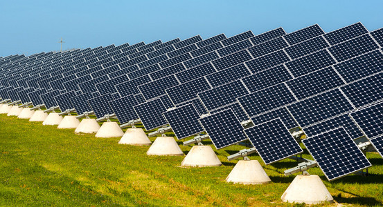 太阳能电池板放在阿普利亚农村草甸