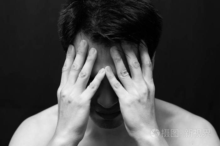 亚洲帅哥在黑色和白色的情感的肖像照片.