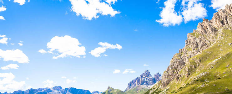 蓝蓝的天空上意大利多洛米蒂山区