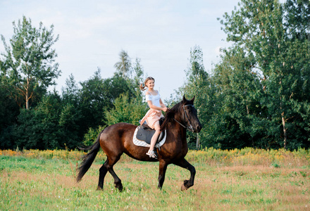 骑马图片女图片