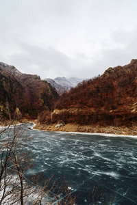 美丽的风景与冬季的山区河流