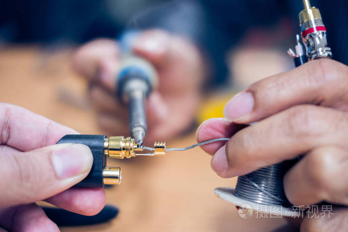 焊接rca 电缆特写, 设备的修理和调整, rca 电缆和钳子在桌上