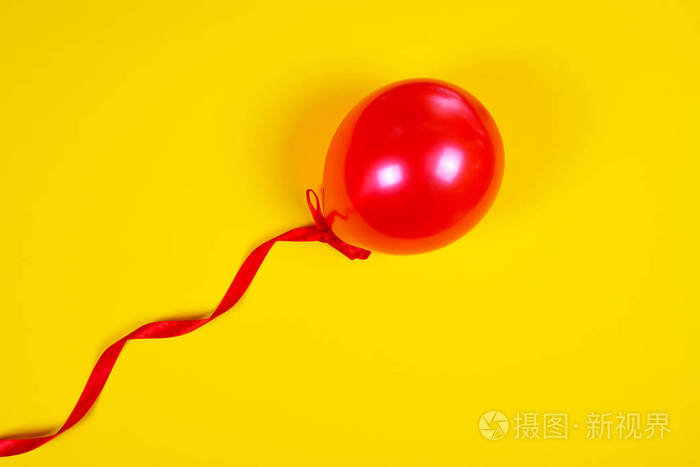 上一条红丝带的红气球