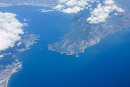 在1万英尺高空的地中海海岸鸟瞰下午