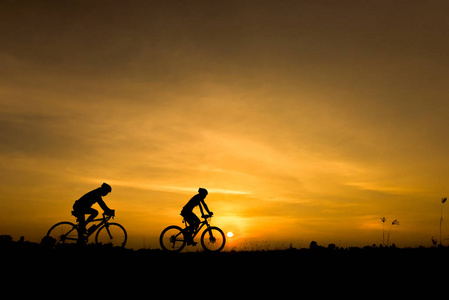 骑自行车上日落背景的剪影