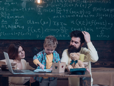 在家学习和教育.在家学习与家庭的爱.小孩在家里和父母一起学习画画.