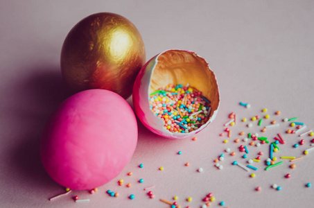 粉色和金色复活节彩蛋与糖果洒
