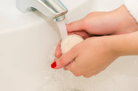 洗手用肥皂在水槽里的女人