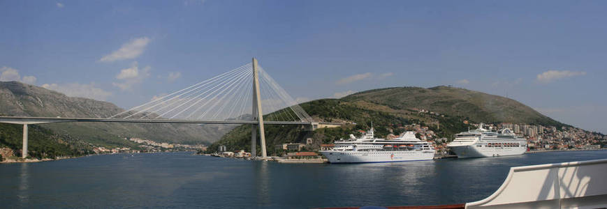 弗拉尼奥图季曼图季曼桥和蓝色泻湖与杜布罗夫尼克, 住宿, 克罗地亚, 欧洲的海港。风景如画的自然海景与邮轮班轮