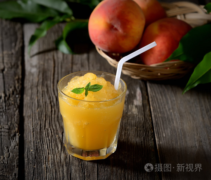 熟透的水蜜桃和杯果汁