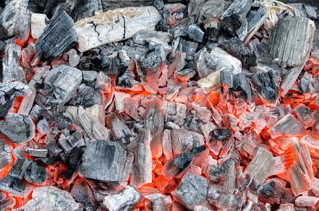 木炭在烤架上燃烧。热煤背景