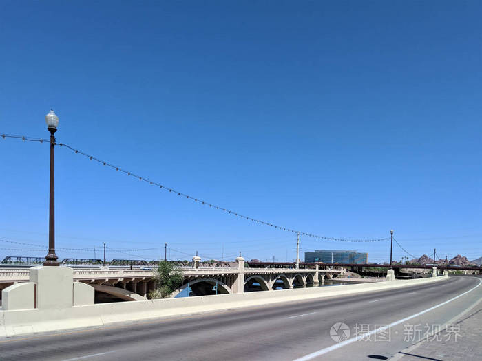 在亚利桑那州培普湖横跨盐湖的磨坊大道桥复制空间