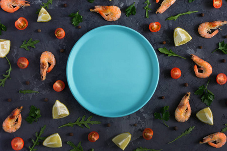 一个空蓝色的盘子位于深色纹理背景的中心。周围是散落的柠檬, rucola, 胡椒和虾。美丽的照片从顶部, 模拟
