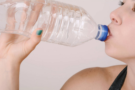 关闭运动妇女饮用水的看法。体育概念。室内