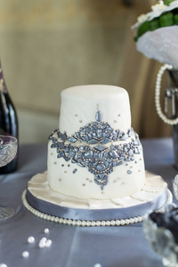 从乳香珠装饰的白色两层婚礼蛋糕