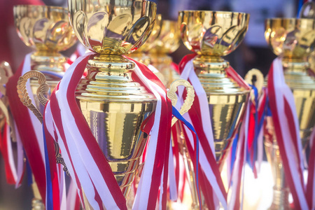 体育奖奖杯和奖牌在比赛.奖品荣获体育赛事冠军.杯和 bedal照片