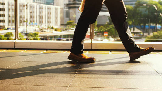 在城市中心的一个晴朗的日子在道路上的背景上, 行人过路照片