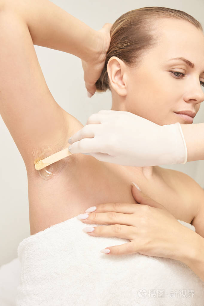 沙龙脱毛脱毛与女孩女性脱毛无疼痛工具打蜡或糖化