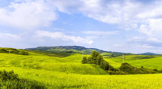 意大利托斯卡纳的丘陵乡村山地景观, 附近有田野和单身孤独的房子或小村庄