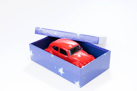 在礼品盒中的红色的玩具车