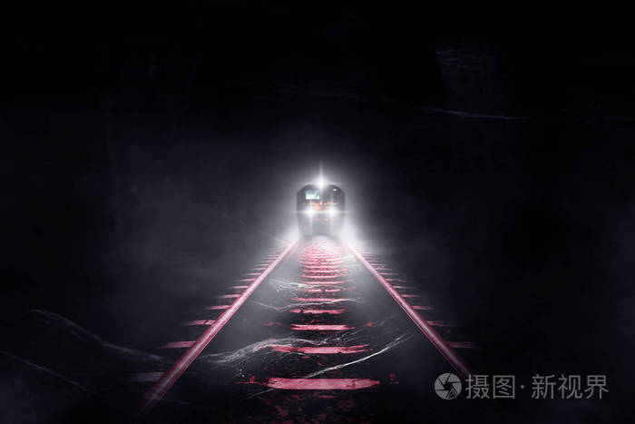 老火车在夜里穿过旧隧道