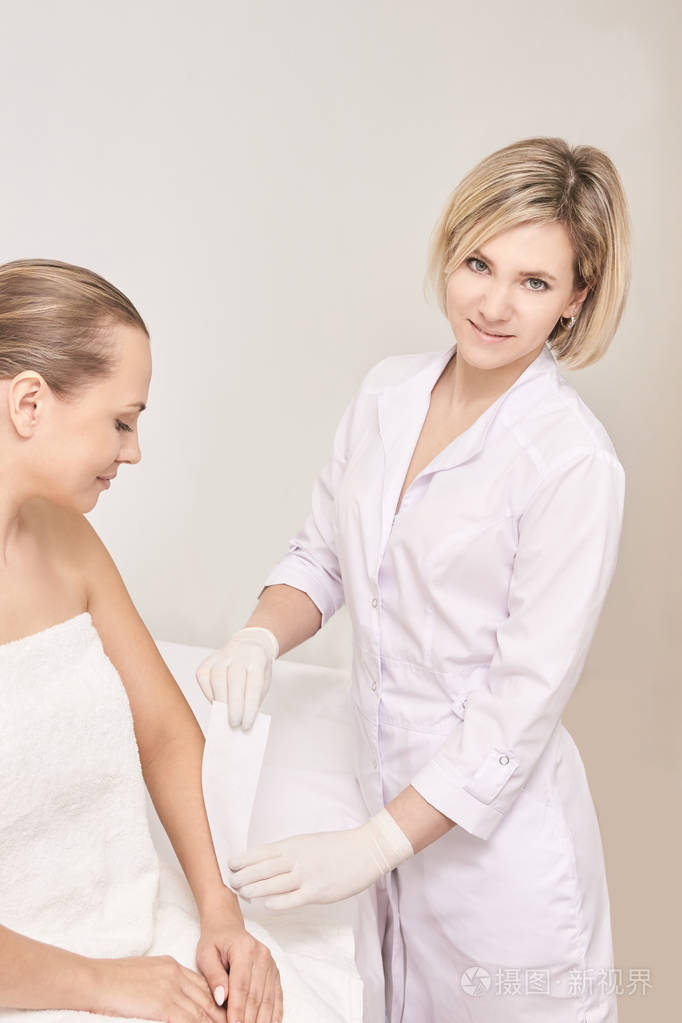 女性脱毛.无疼痛工具打蜡, 或糖化