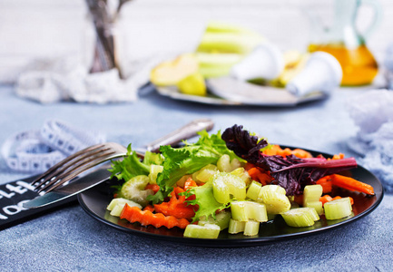 蔬菜沙拉配芹菜和胡萝卜板, 选择性聚焦