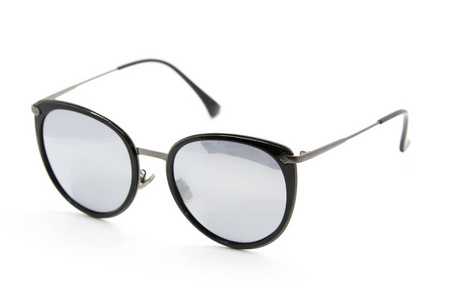 现代时尚太阳镜白色背景，眼镜上