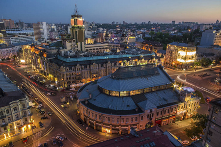俯瞰中心的基辅, Bessarabska 广场在晚上。基辅, 乌克兰。这是最受欢迎的地方竞技场城市