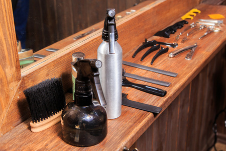 美发师工具。在一个木制的背景上理发工具