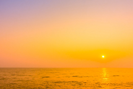 夕阳和海面背景