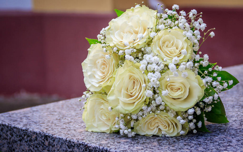 新娘花束。新娘的花束。一束白色的玫瑰花。婚纱装饰