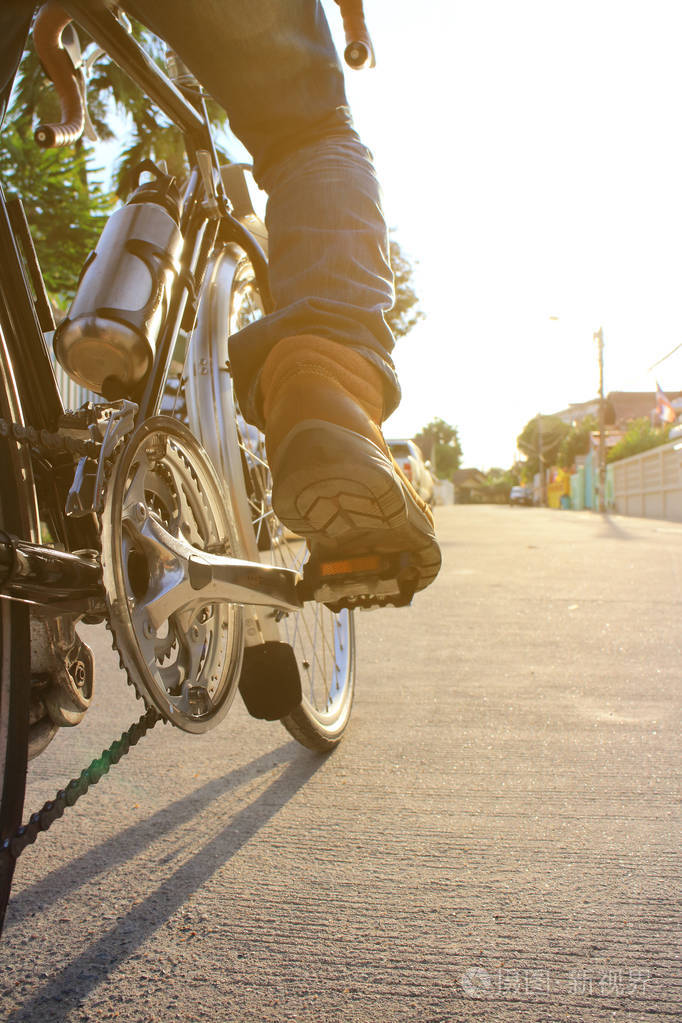 自行车男子脚骑自行车的细节在村庄
