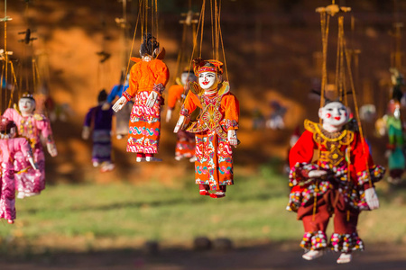 缅甸 Dhammayangyi 寺附近出售典型的缅甸木偶