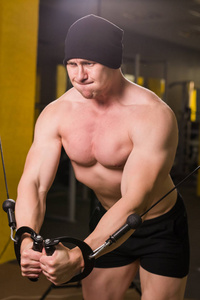 强壮的肌肉健美运动员在健身房锻炼。健身训练