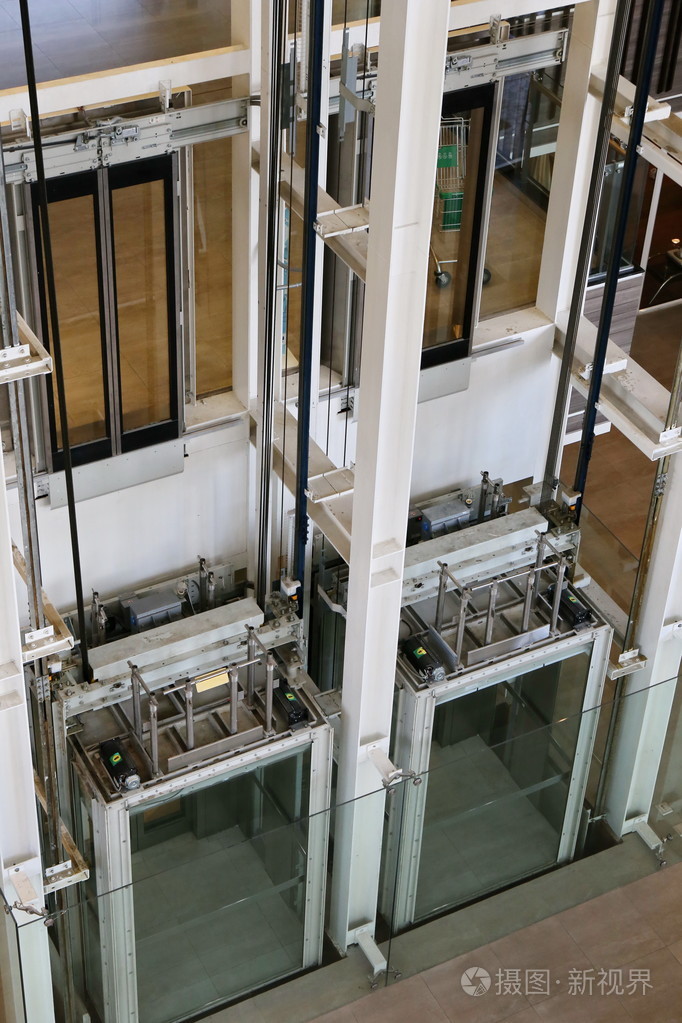 楼内的玻璃电梯